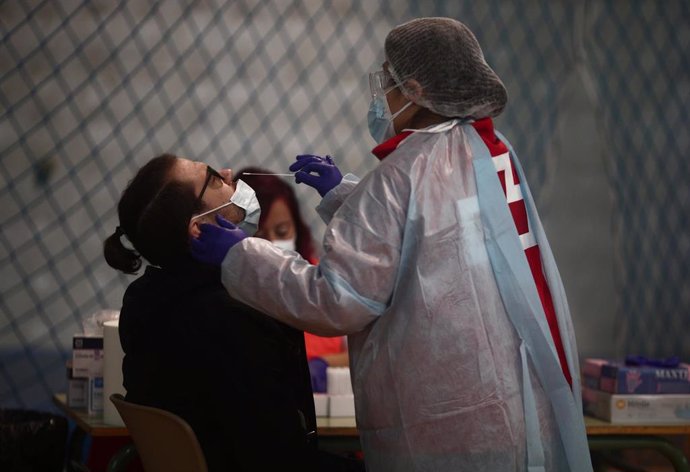 Un sanitario realiza test de antígenos de detección del covid, en la Zona Básica de Salud de Felipe II, en Móstoles, Madrid (España), a 23 de diciembre. Respondiendo a las áreas sanitarias con mayor transmisión del COVID-19, la Comunidad de Madrid ha pu