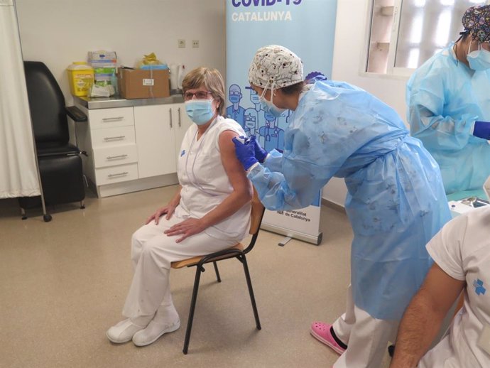 Vacunación de personal sanitario en el CAP Balafia-Pardinyes de Lleida.