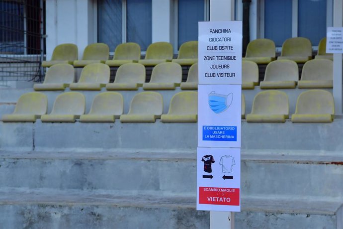 Recomendaciones frente al coronavirus en un estadio de Lugano, Suiza