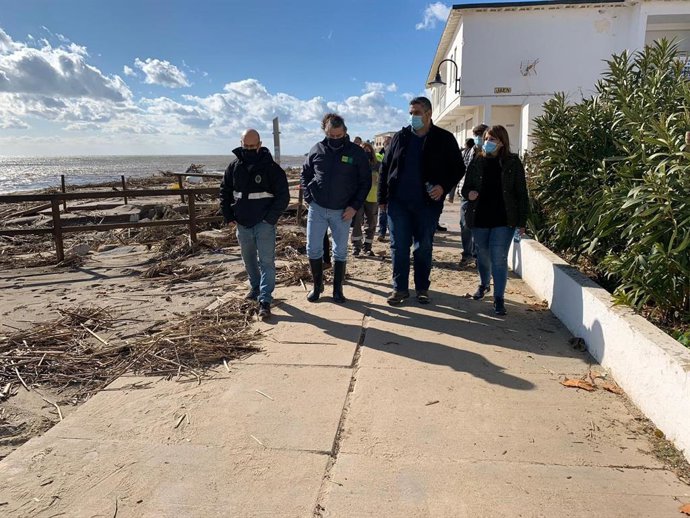 El alcalde de Mijas (Málaga), Josele González, visita zonas afectadas por el temporal