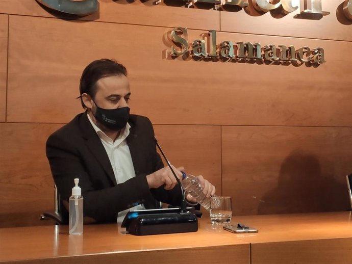 Fernando Castaño en rueda de prensa en la Cámara de Comercio de Salamanca.