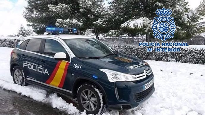 Coche Policía Nacional de Granada con nieve
