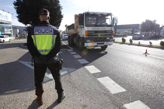 Un agente de la Policía Nacional realiza en noviembre controles de movilidad en Manacor por un dispositivo por la pandemia de Covid-19