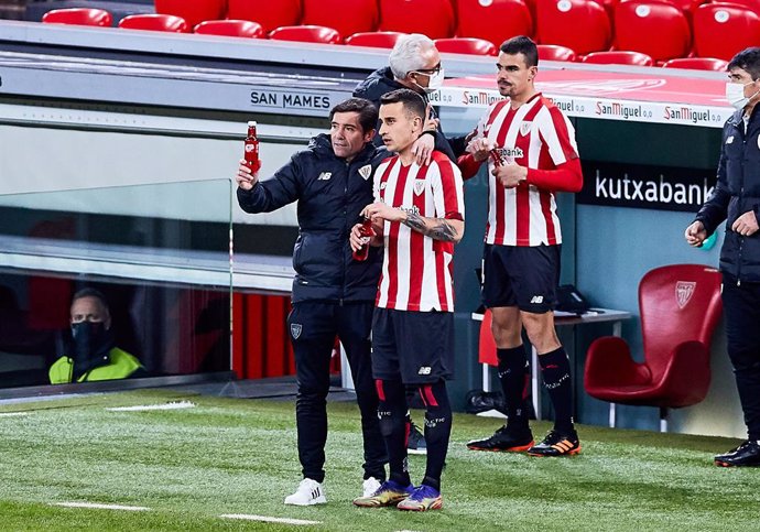 Marcelino Garcia Toral, head coach of Athletic Club,and Alex Berenguer of Athletic Club during the Spanish league, La Liga Santander, football match played between Athletic Club and FC Barcelona at San Mames stadium on January 6, 2021 in Bilbao, Spain.