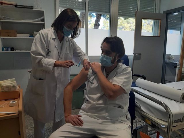 Un sanitario recibe la vacuna en un centro valenciano