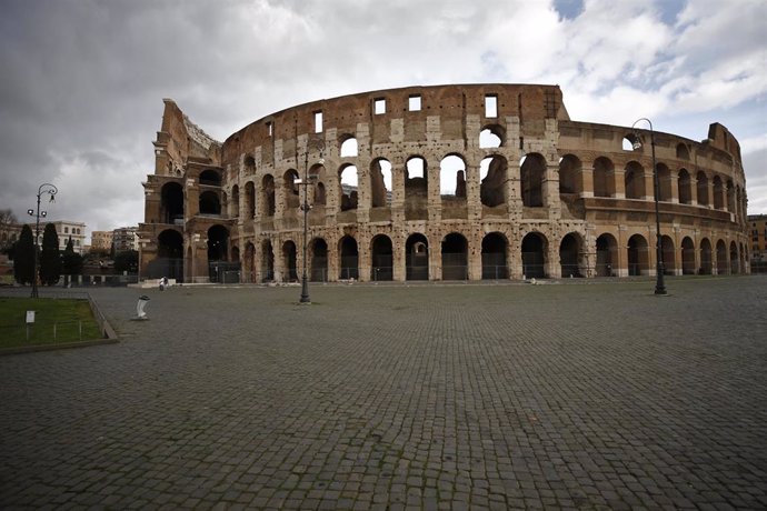 El área circundante al Coliseo, en Roma, desierta durante la pandemia de la COVID-19 en Italia. 