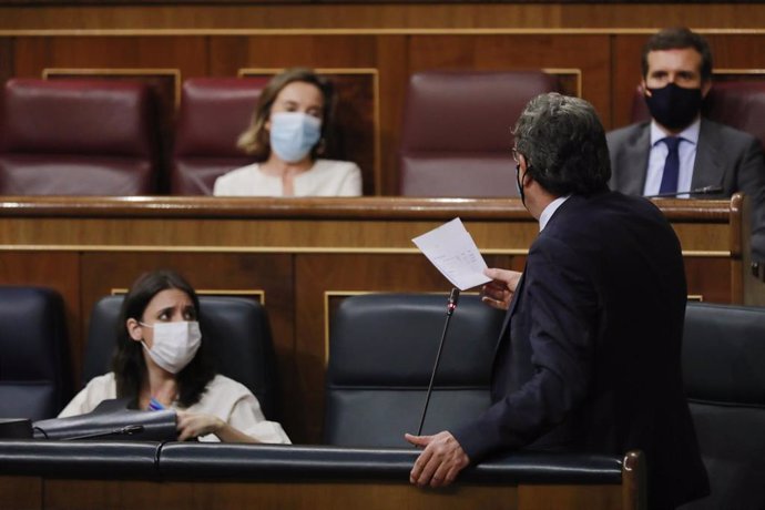 El ministro de Inclusión, Seguridad Social y Migraciones, José Luis Escrivá, interviene en una sesión de control al Gobierno en el Congreso dirigiéndose a la bancada del PP
