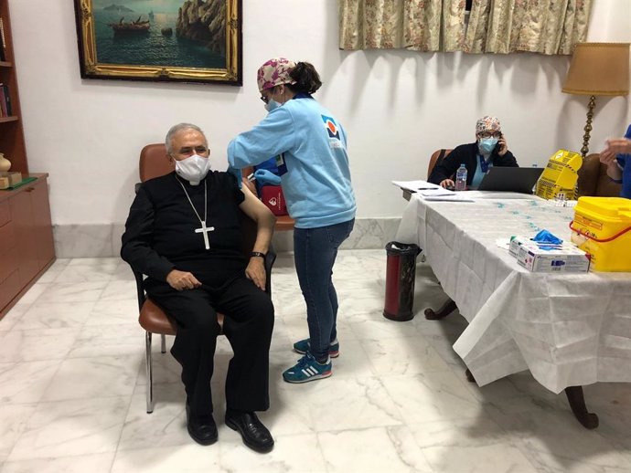 El obispo de Córdoba, Demetrio Fernández, ha recibido la primera dosis de la vacuna contra el Covid.