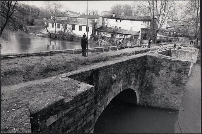 Una de las fotografías de la exposición que muestra la reparación del puente de Curtidores