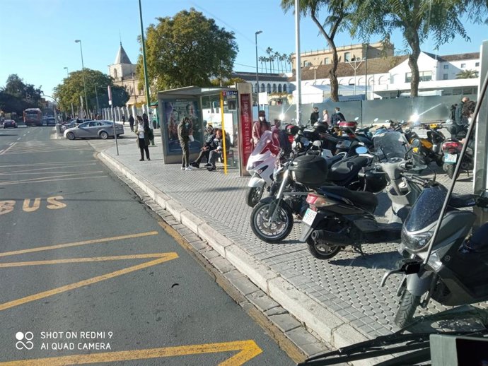 Motos junto a la parada 112