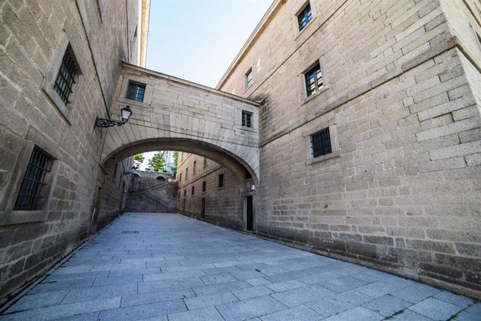 Calle vacía junto al Real Monasterio de San Lorenzo de El Escorial, obra del monarca Felipe II, durante el día 47 del estado de alarma, en San Lorenzo del Escorial (Madrid)