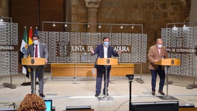 Guillermo Fernández Vara, José María Vergeles y Rafael España en rueda de prensa tras el Consejo de Gobierno de la Junta