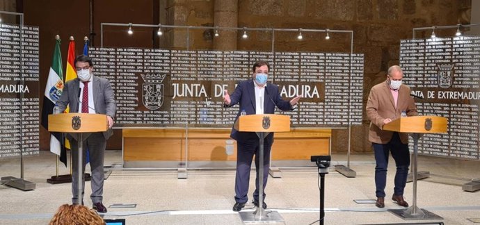 El vicepresidente segundo y consejero de Sanidad, José María Vergeles; el presidente de la Junta, Guillermo Fernández Vara, y el consejero de Economía, Rafael España, en rueda de prensa