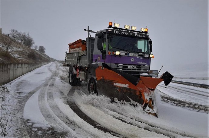 Quitanieves de la Diputación.