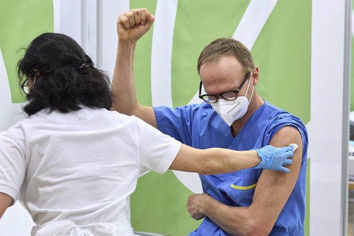 27 December 2020, Austria, Vienna: A nurse administers a dose of the Biontech/Pfizer COVID-19 vaccine to a health care worker the Kaiser Franz Josef Hospital. Photo: Georges Schneider/APA/dpa