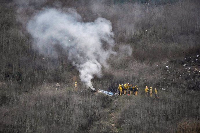 26 January 2020, US, Calabasas: Los Angeles County firefighters  work at the site of a helicopter crash in Calabasas. NBAstar Kobe Bryant has reportedly died in a helicopter crash that killed all five people aboard. Photo: Gene Blevins/ZUMA Wire/dpa