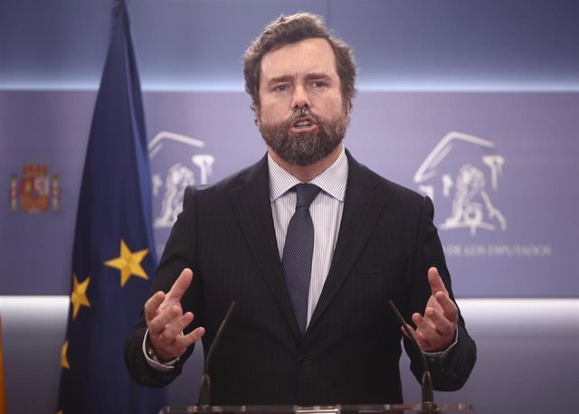 El portavoz parlamentario de Vox, Iván Espinosa de los Monteros en rueda de prensa en el Congreso de los Diputados durante la celebración de la Junta de Portavoces, en Madrid (España), a 15 de diciembre de 2020.