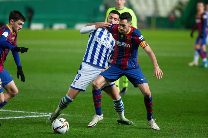 Mikel Merino of Real Sociedad and Sergio Busquet of Barcelona during the Spanish SuperCup First Semifinal between Real Sociedad and Futbol Club Barcelona at Nuevo Arcangel stadium on January 13, 2021 in Cordoba, Spain.