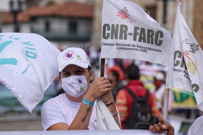 03 November 2020, Colombia, Bogota: A person takes part in a protest by former members of the Revolutionary Armed Forces of Colombia-People's Army (FARC). The ex-guerrilla fighters are demanding better protection and a meeting with President Ivan Duque.