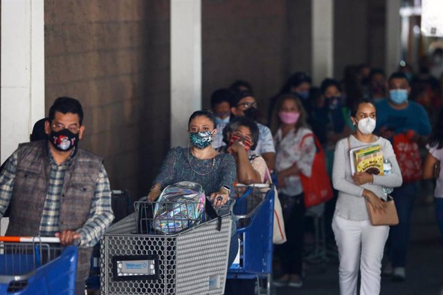 Un grupo de personas guarda su turno para poder acceder a un establecimiento en Buenavista, en Ciudad de México.