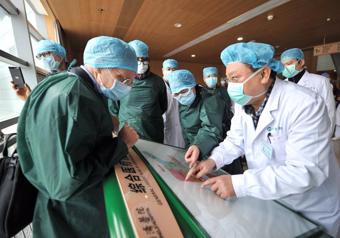 Expertos del grupo de investigación de coronavirus de la OMS realizan un trabajo de campo en un hospital de Wuhan