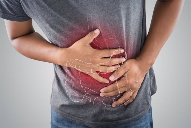 Hombre con dolor de estómago e intestino.