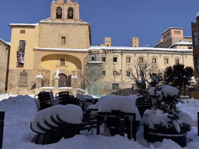 Mesas de un establecimiento nevadas durante la ola de frío en Molina de Aragón, Guadalajara, Castilla-La Mancha (España), a 13 de enero de 2021. La ola de frío tras la gran nevada provocada por la borrasca Filomena sigue dejando temperaturas "extremad