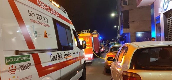 Medios de emergencia interviniendo en un incendio en la calle Bomba de Badajoz