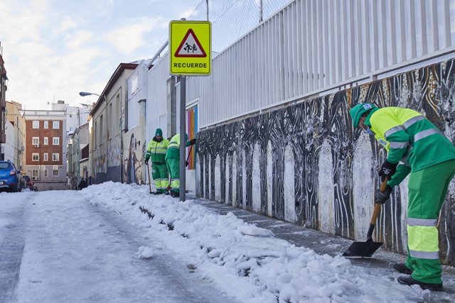 Operarios de Limpieza y Zonas Verdes del Ayuntamiento de Madrid limpian de nieve las inmediaciones del Colegio Lope de Vega de Madrid 