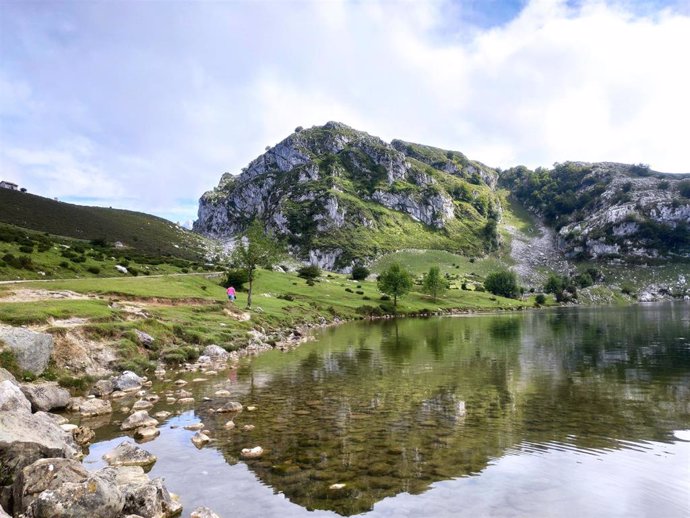 Lago Enol, uno de los Lagos de Covadonga, en los Picos de Europa.