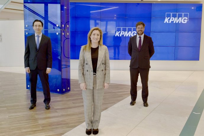 De izquierda a derecha Julián García-Charraza, Pilar Galán y Borja Carvajal, nuevos socios de KPMG Abogados.