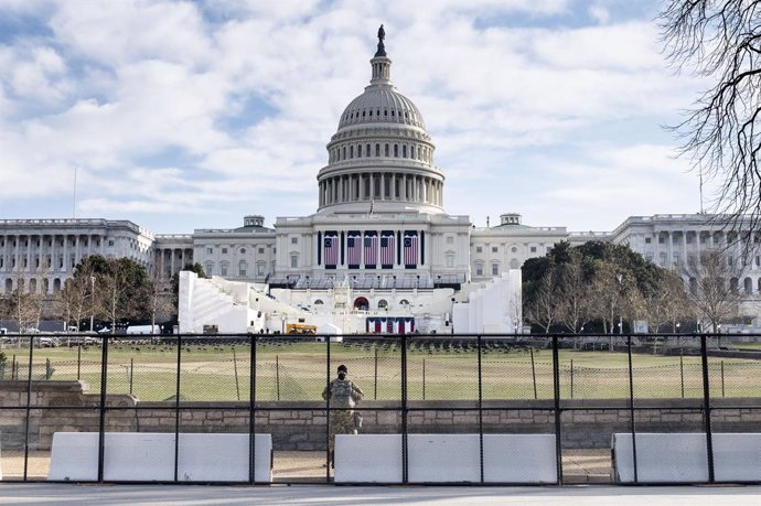 13 January 2021, US, Washington: National Guard troops stand guard by non-scalable fencing that was recently installed around the Capitol. Photo: Michael Brochstein/ZUMA Wire/dpa