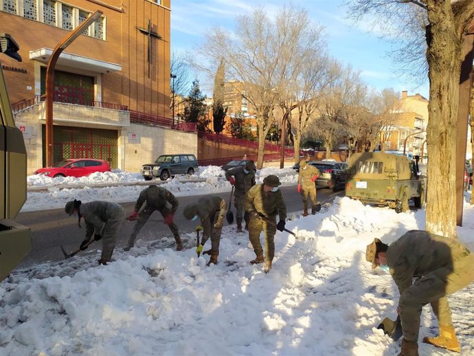 El Ejército quitando nieve