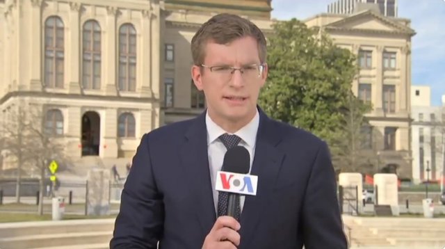 ¿Quién Es Philip Crowther, El Periodista Corresponsal Que Arrasa En Redes Sociales Con Sus Intervenciones En Seis Idiomas?