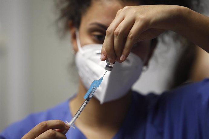 Una enfermera prepara la vacuna Pfizer-BioNtech contra el COVID-19 antes de administrársela a un profesional sanitario en el Hospital Son Espases de Palma de Mallorca, en Mallorca, Islas Baleares (España), a 13 de enero de 2021.