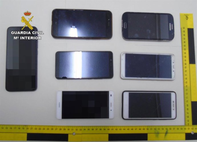 Imagen de los terminales de telefonía móvil recuperados