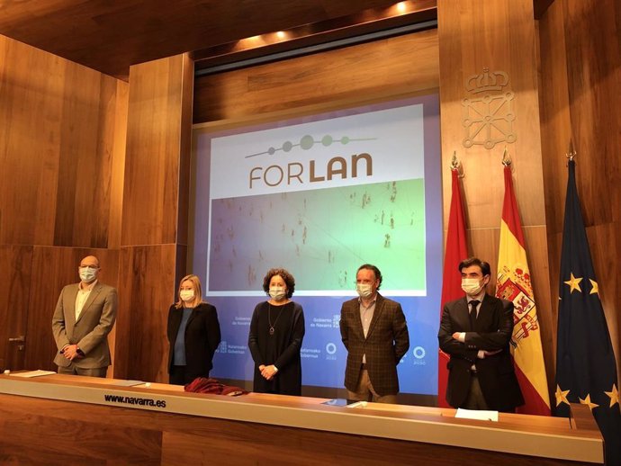 I-D: Emilio Lezana (FLC), Miriam Martón (SNE-NL), la consejera Carmen Maeztu, Tomás Rodríguez (director general de Educación) e Ignacio Ugalde (ANEL), en la presentación del proyecto FORLAN.