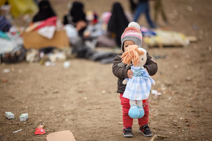 Una niña refugiada de Siria en un paso fronterizo entre Turquía y Grecia