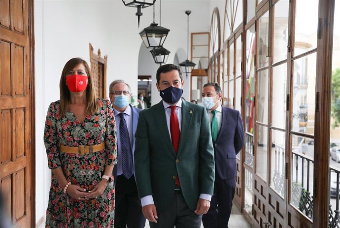 Imagen de archivo de la alcaldesa de Osuna, Rosario Andújar, con el presidente de la Junta, Juanma Moreno