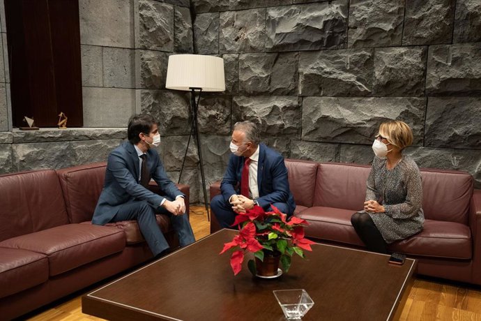 El nuevo presidente de la ZEC, Pablo Hernández, en una reunión con el presidente de Canarias, Ángel Víctor Torres, y la consejera de Economía, Elena Máñez