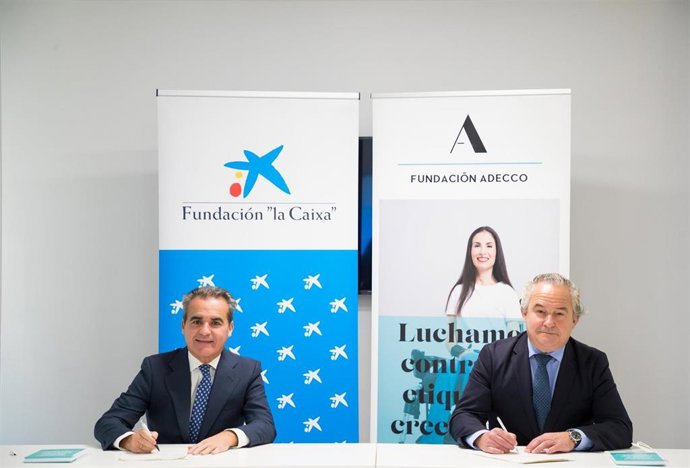 Francisco Mesonero, director general de la Fundación Adecco y Rafael Herrador, director territorial Centro de CaixaBank firmando el acuerdo para el proyecto #EmpleoParaTodos