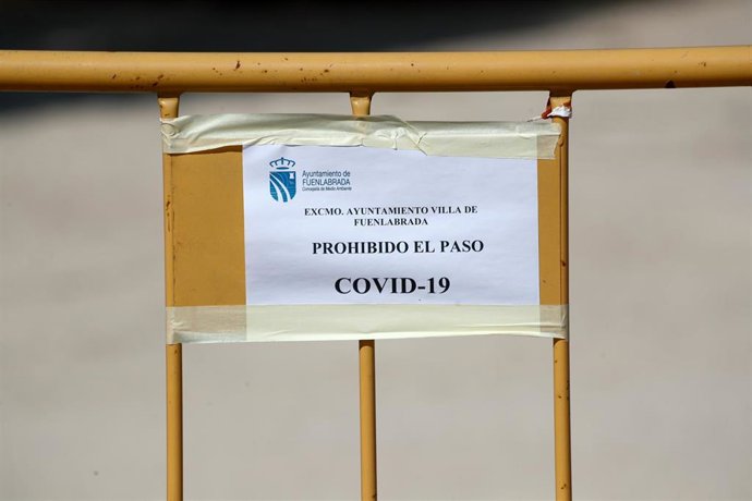 Valla que marca el cierre de un parque, en Fuenlabrada