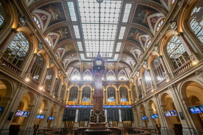 El interior de la Bolsa de Madrid (España)