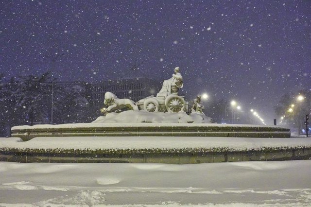 La fuente de Cibeles, cubierta de nieve por la borrasca Filomena, en Madrid (España).