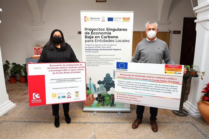 La vicepresidenta primera de la Diputación de Córdoba, Dolores Amo, y el alcalde de Fernán Núñez, Alfonso Alcaide, presentan las actuaciones en la localidad.