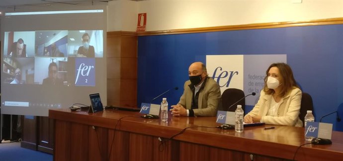 El presidente de la FER, Jaime García-Calzada, y la presidenta de la Asociación de la Industria Auxiliar del Vino, Elena Ceca en la presentación de la organización