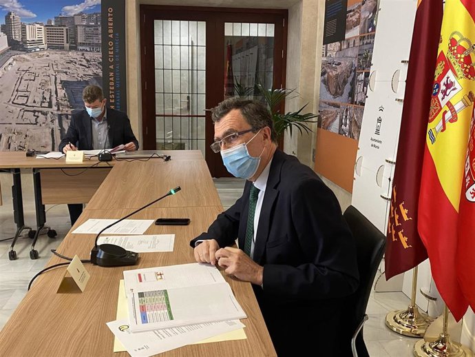 El alcalde de Murcia, José Ballesta, junto al concejal de Comercio, Mercados y Vía Pública, Juan Fernando Hernández, presiden el Consejo de Administración de Mercamurcia