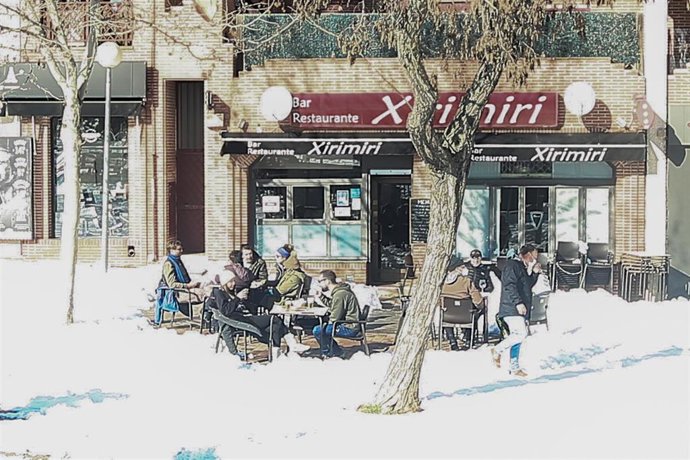 Varias personas en una terraza
