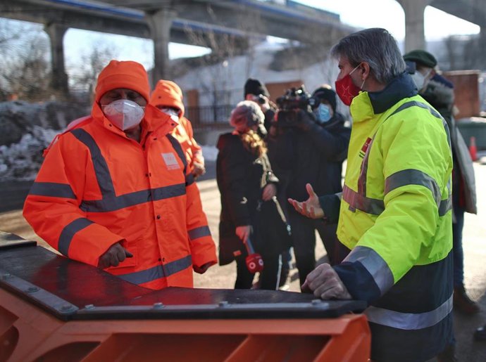 El consejero de Transportes, Movilidad e Infraestructuras de la Comunidad de Madrid, Ángel Garrido (d), conversa con varios trabajadores durante su visita al Centro de Conservación de Carreteras de la Zona Sur, en Alcorcón.