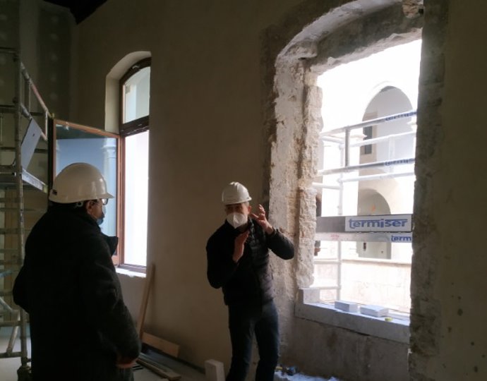 Las obras en el Palau del Almirall de Valncia descubren dos ventanas góticas, una de ellas una 'coronella' del siglo XIV.